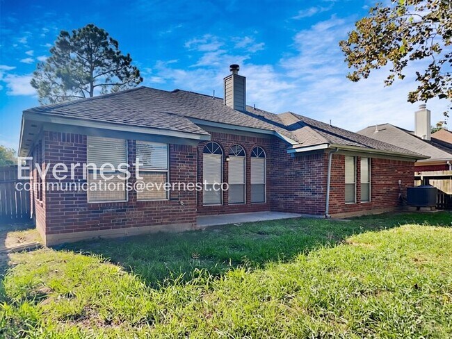 Building Photo - 4 Bed/2 Bath Home with Fenced Yard and Attached Garage / 4 Bed, 2 Bath / Pet-friendly / Available...