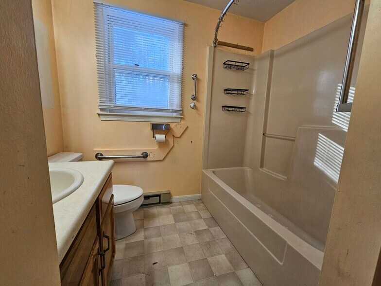 Building Photo - 27 Candlewood Ln