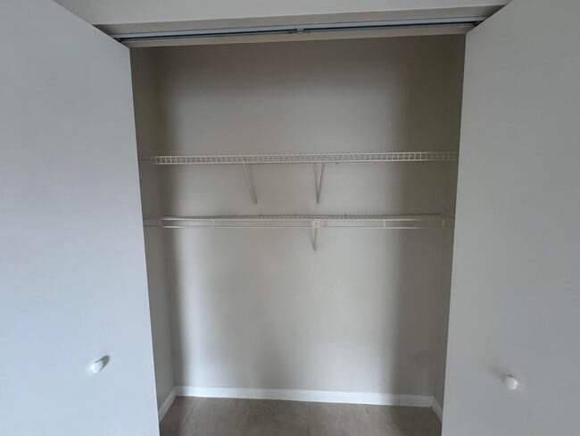 Building Photo - 2505 Lakeview Cir