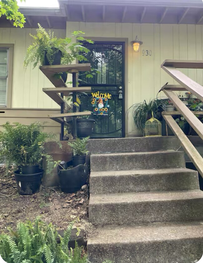 Building Photo - Woodland Home 3 blocks to Lake Michigan