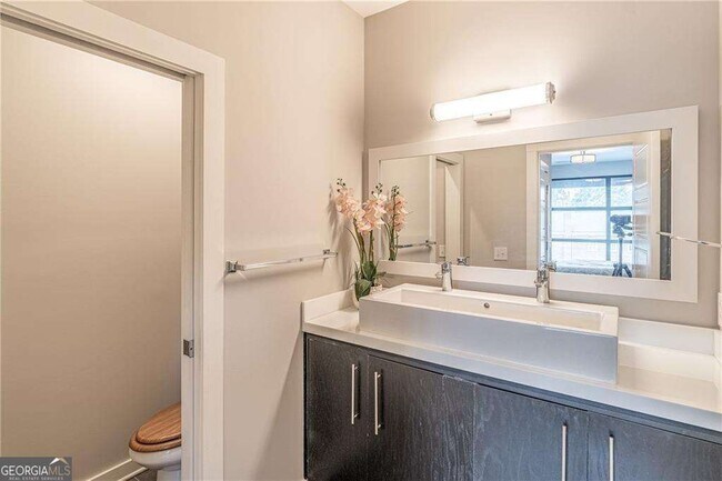 Building Photo - 472 Martin St SE