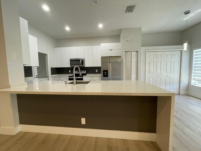 Building Photo - 4293 Laurel Ridge Cir