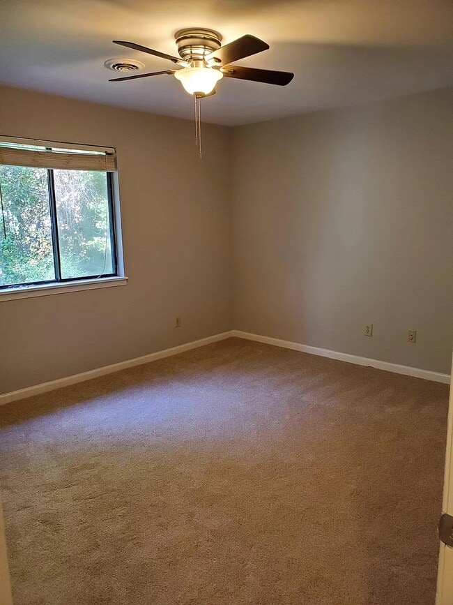 Building Photo - 100 Bramble Ct