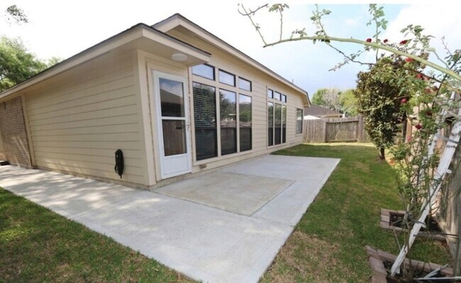 Building Photo - 11031 Anilu Dr