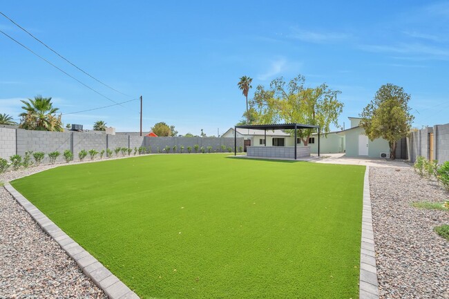 Building Photo - Amazing house on huge lot near ASU