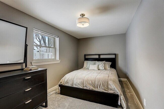 Building Photo - Updated Brookfield 4 bedroom home