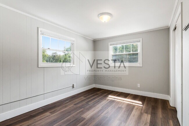 Building Photo - 4 Farrwood Ave