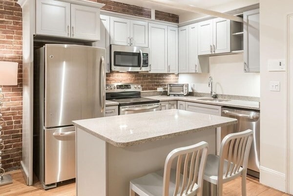 Building Photo - 394 Marlborough St