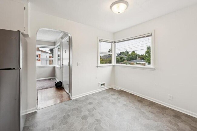 Building Photo - 3 bedroom in Seattle WA 98117