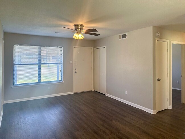 Building Photo - 4 Bedroom / 2.5 Bath Home