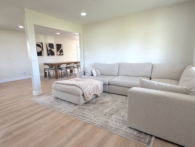 Building Photo - **August 2026** 3 bed | 2 bath with HUGE yard, Bonus Room, Fire Pit & Garage.