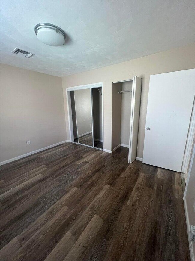 Building Photo - 1037 N Victoria Park Rd