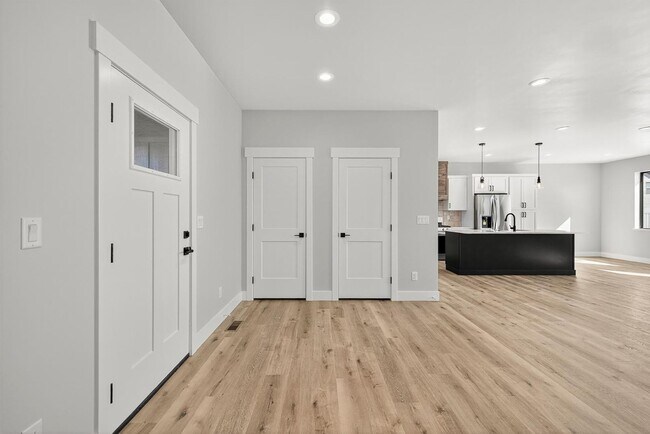 Building Photo - K551LI