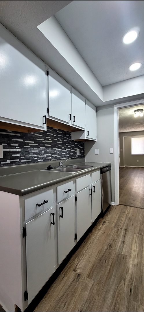 Building Photo - Beautiful 2 bedroom 1.5 bath Condo with at...
