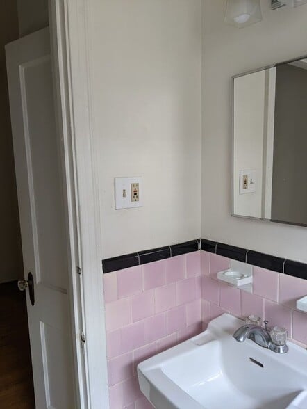 Building Photo - 4025 Davis Pl NW