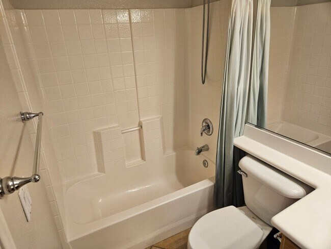 Building Photo - 3 Bedroom - 2.5 Bathroom Townhome in Scrip...