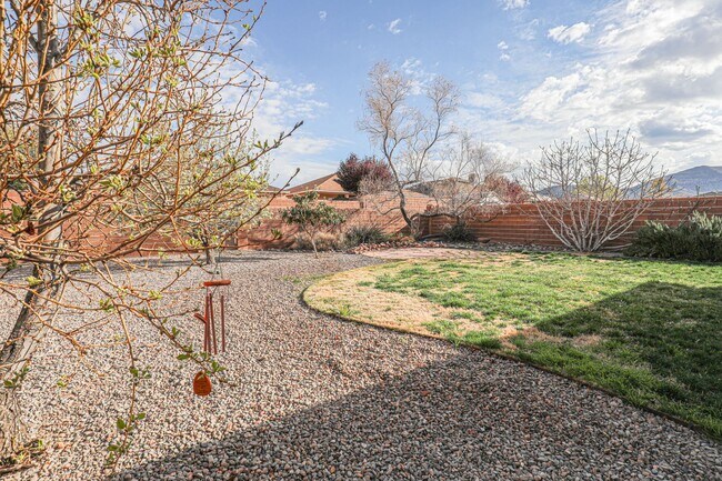 Building Photo - 557 Tierra Bella Dr
