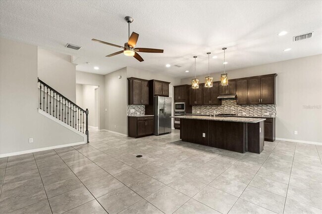 Building Photo - 1046 Grand Hilltop Dr