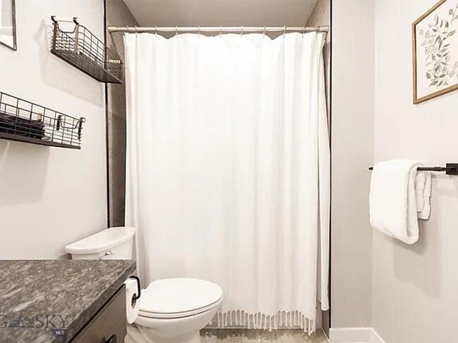 Building Photo - 3 Bd / 2.5 Bath Townhome Furnished or Unfurnished