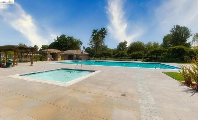 Building Photo - 3251 Lookout Point Loop