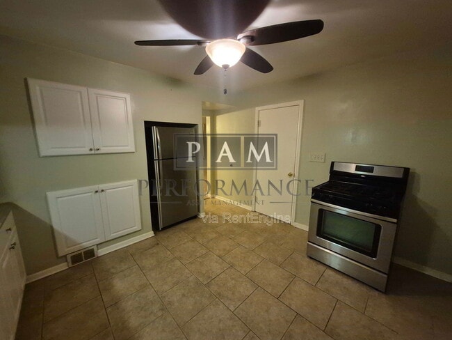 Building Photo - 1123 W Kendall Ave