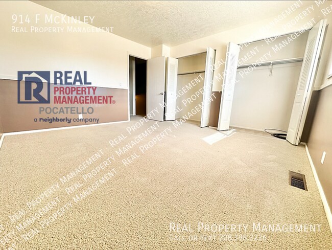 Building Photo - 2 bed 1.5 bath townhome - Covered parking