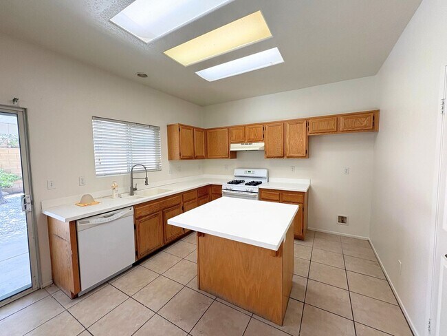 Building Photo - Spacious Home