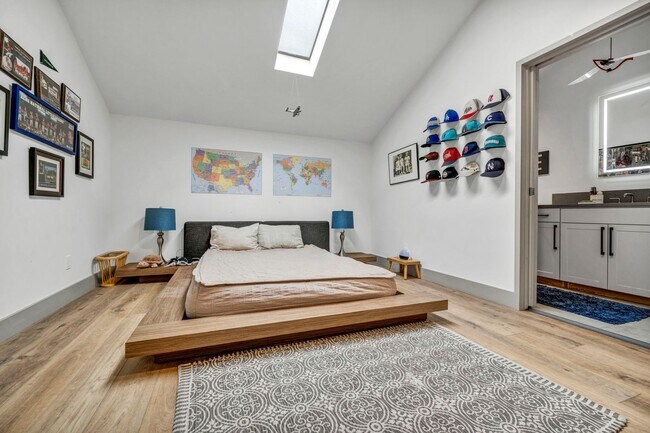 Building Photo - LAKEFRONT LUXURY ON LAKE STANLEY | FULLY FURNISHED + UTILITIES INCLUDED IN GUARDED LAKERIDGE SHORES