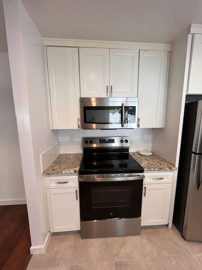 Building Photo - 3 bed 1.5 bath 2 story condo in Park Place...