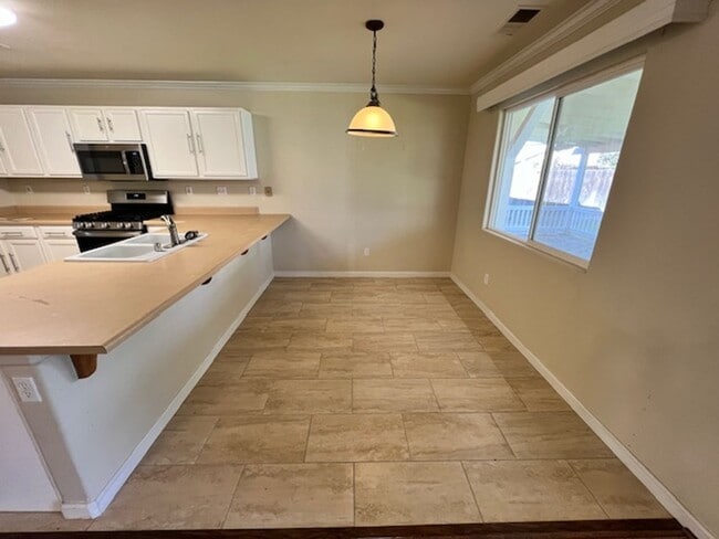 Building Photo - Cul-De-Sac in SE Visalia Neighborhood