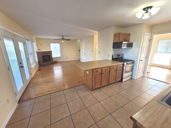 Building Photo - 3 Bedroom, 2.5 Bath Home with Open Floor Plan