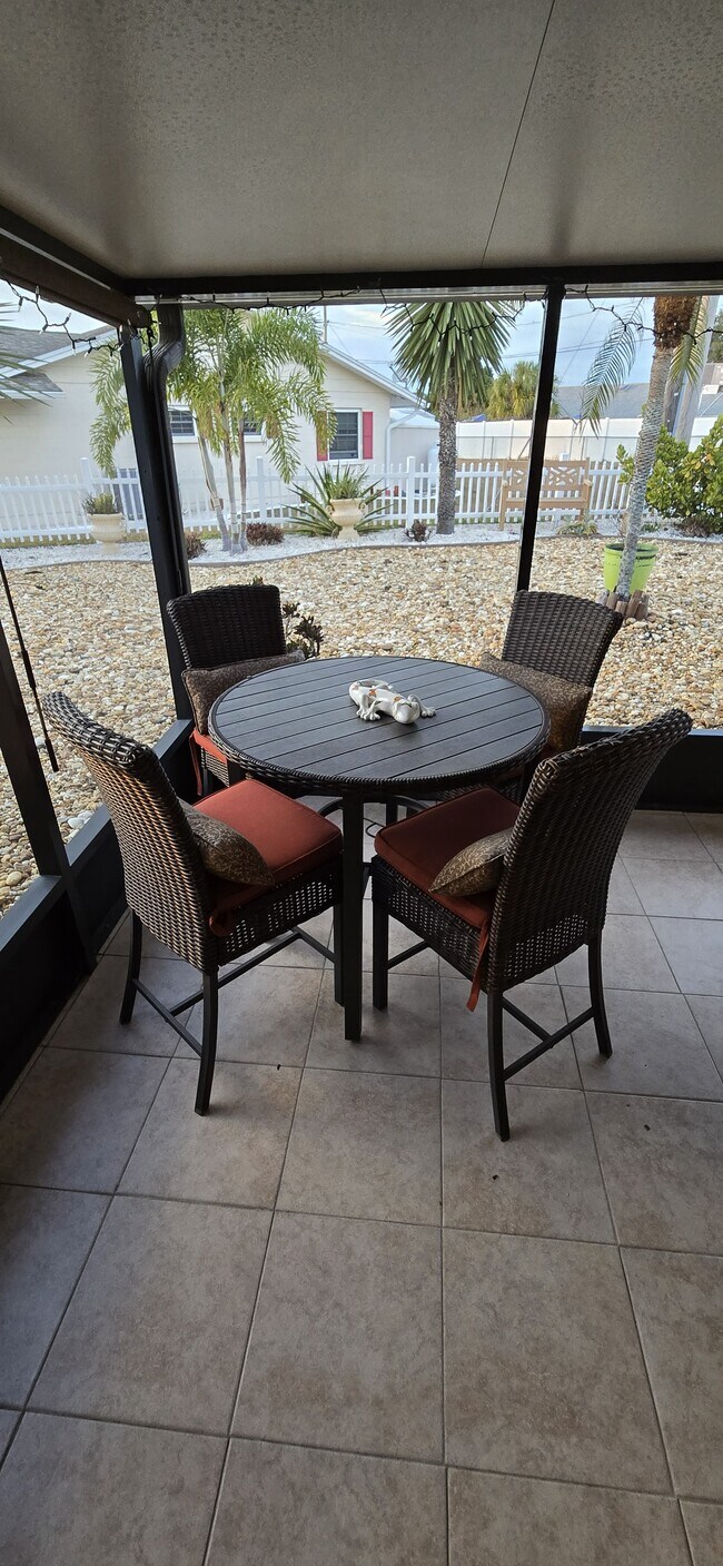 Building Photo - 1801 El Rio Dr