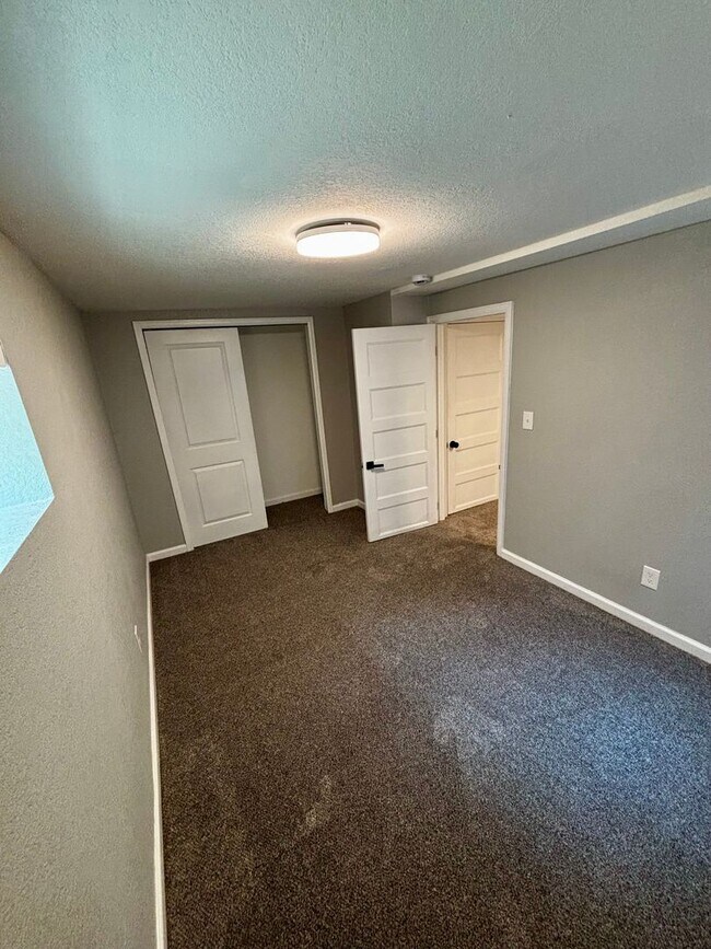Building Photo - Stunning 5 Bedroom in the Coveted Kipling ...