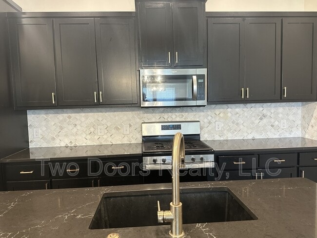 Building Photo - 2229 Roca Dr