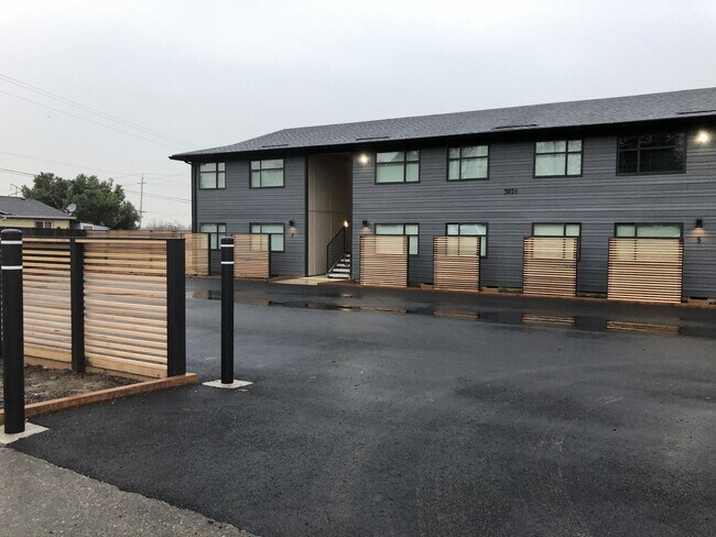 Building Photo - Like New Modern 2BD First Floor New Hardwo...
