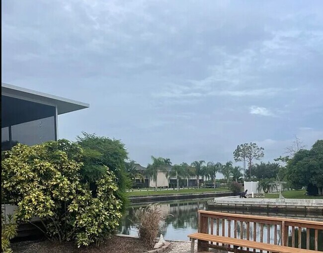 Building Photo - 8771 Bay Pointe Dr