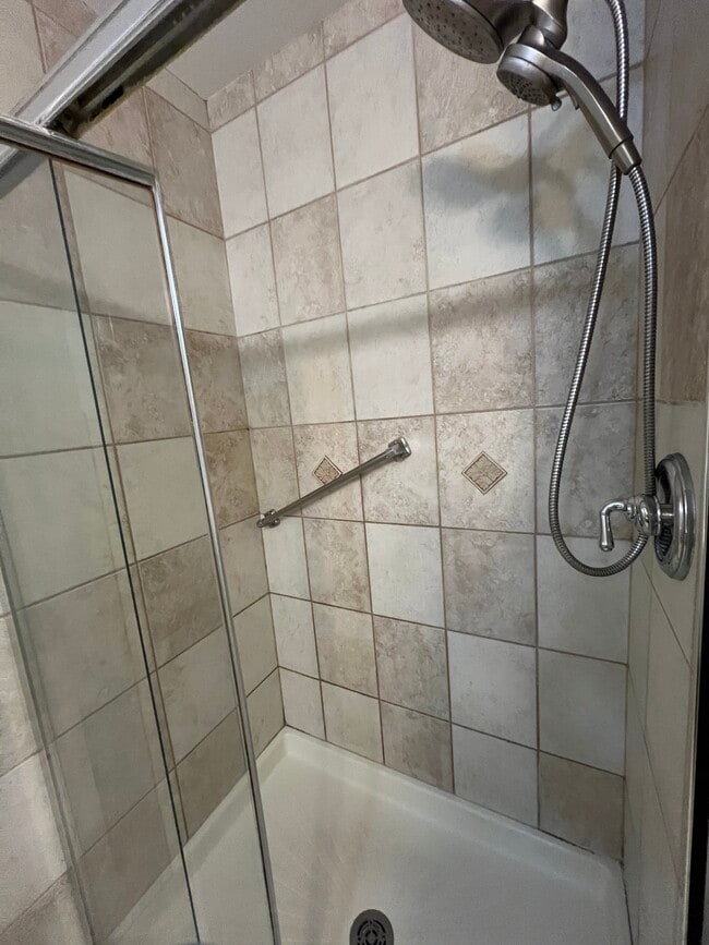 Building Photo - 401 Cromwell Cir