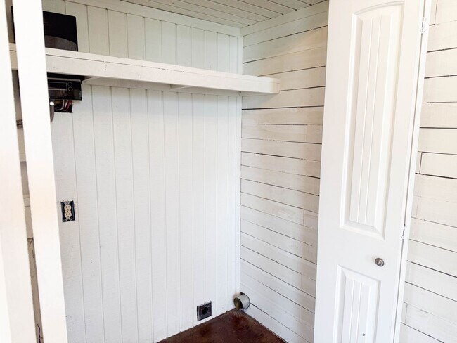 Building Photo - 1 Bed / 1 Bath - Single Family Home - Fantastic View!!
