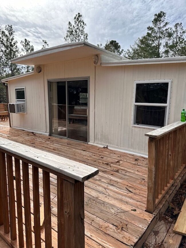 Building Photo - Charming Lakeside Home 4 Bedroom/2 Bath