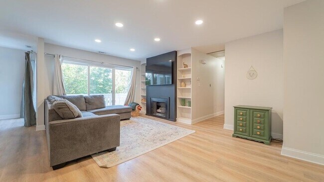 Building Photo - 2121 Dogwood Ln
