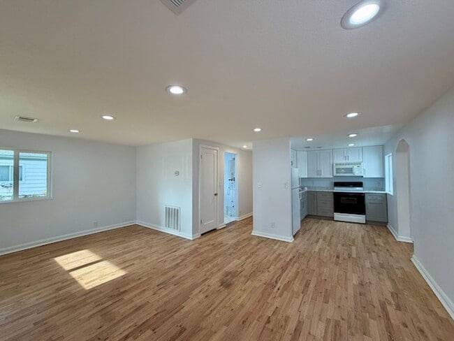 Building Photo - Move-in Ready Ranch