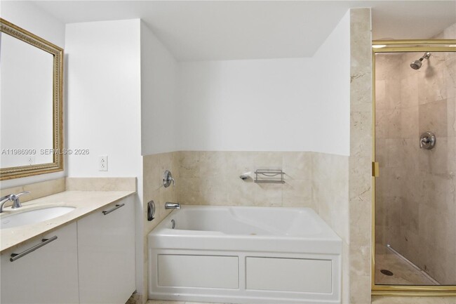 Building Photo - 1800 N Bayshore Dr