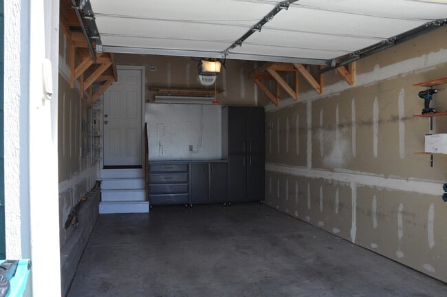 Building Photo - Stunning Town home in Mid Town!