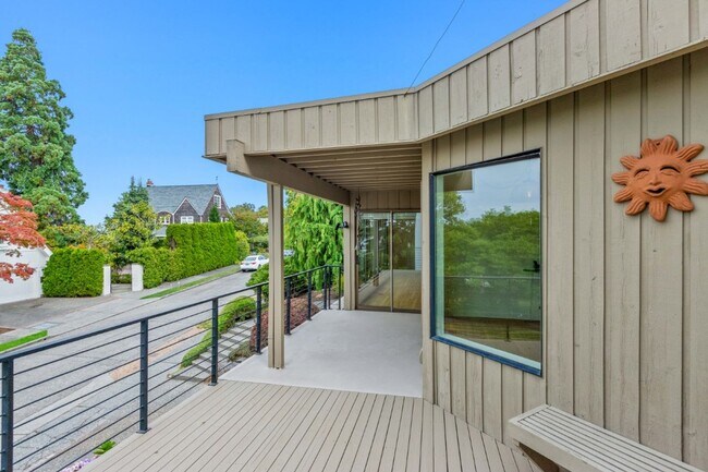Building Photo - 4Bd/3Ba Seattle House