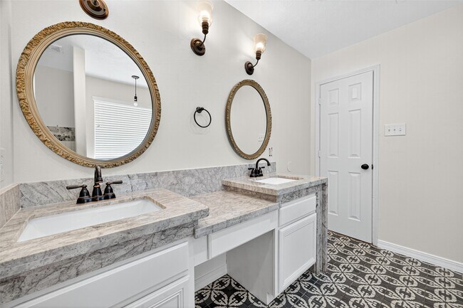 Building Photo - 6654 Stonefort Ct