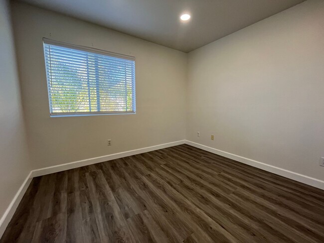 Building Photo - Bright 2-Bedroom Home in Gated Mira Mesa C...