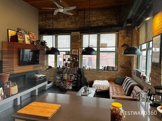 Building Photo - 1701 N Damen Ave