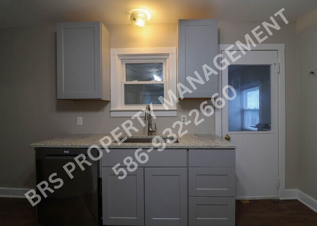 Building Photo - 3 Bedroom 1 Bathroom corner lot in Rochester Hills