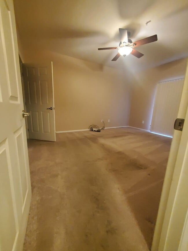 Building Photo - Spacious 2B/2B Main Level Condo With Garage NOW AVAILABLE