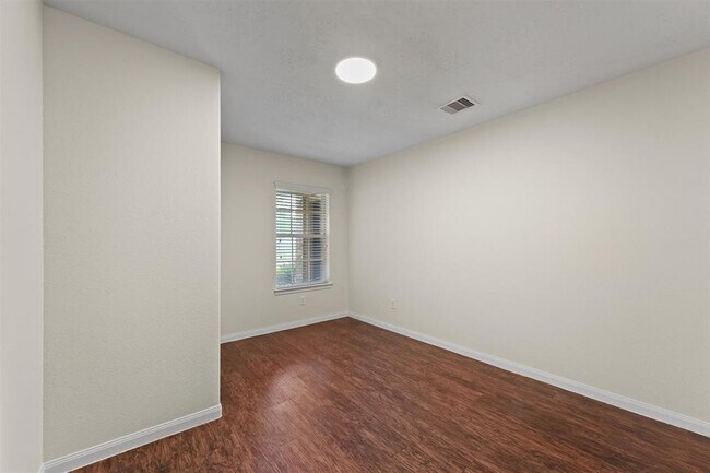 Building Photo - 2611 Verano Dr